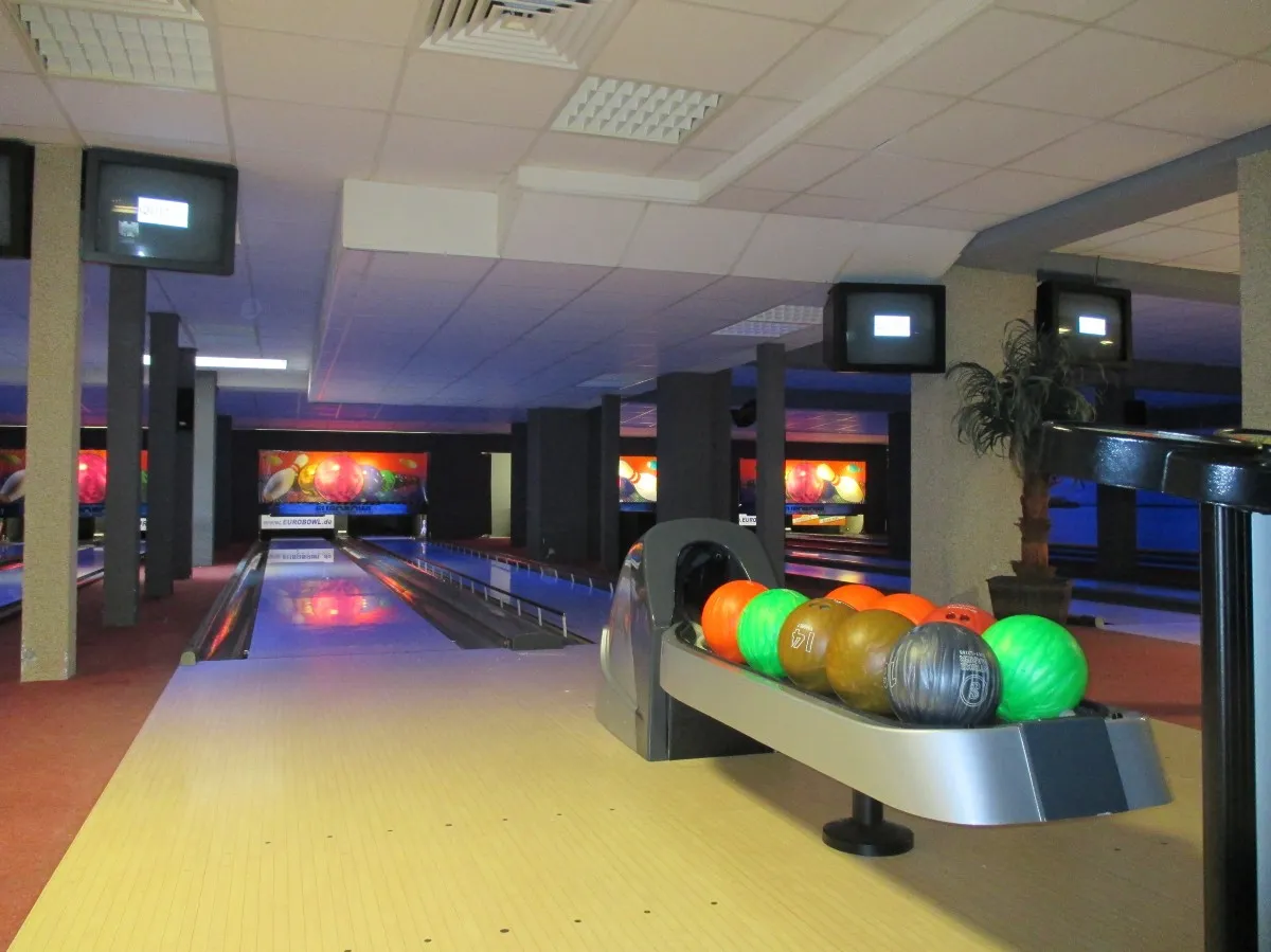 Bowlingbahnen mit bunten Bowlingkugeln