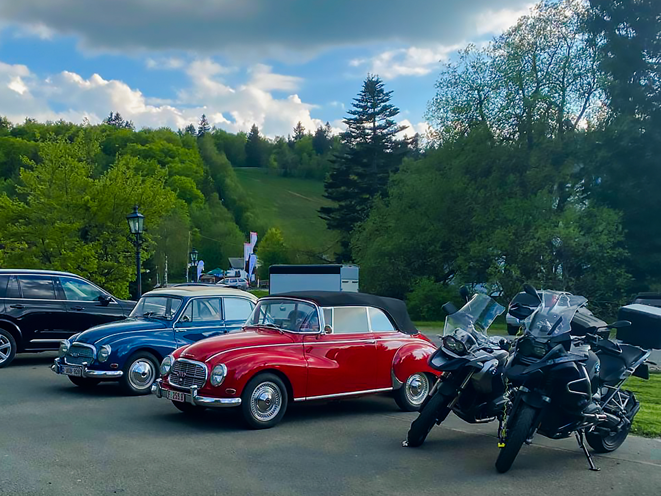 Geparkte Oldtimer vor dem Hotel