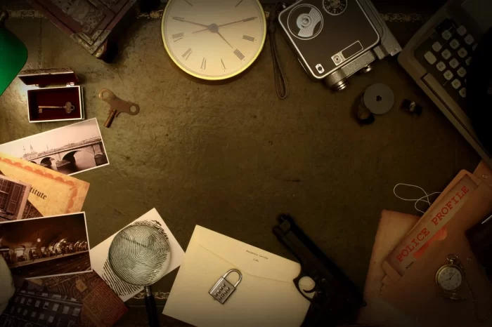 Uhr, Schlüssel und Hinweise für ein Escape-Room-Spiel