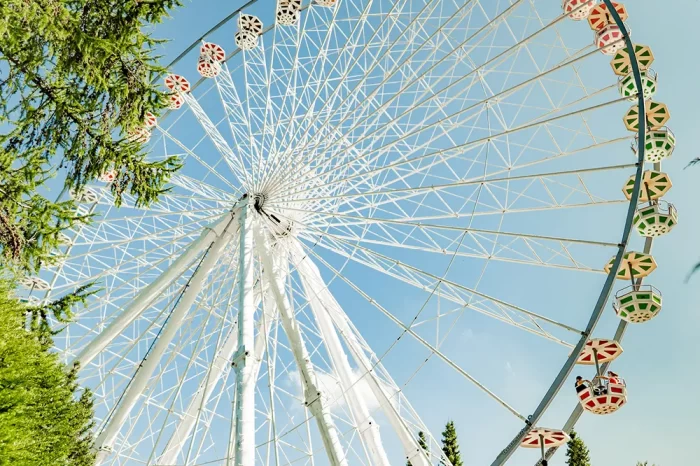 Riesenrad zwischen Bäumen