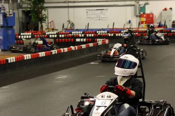 Fahrer auf einer Indoor-Kartbahn