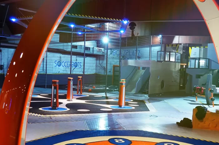 Bunter Indoor-Spiel- und Erlebnisbereich