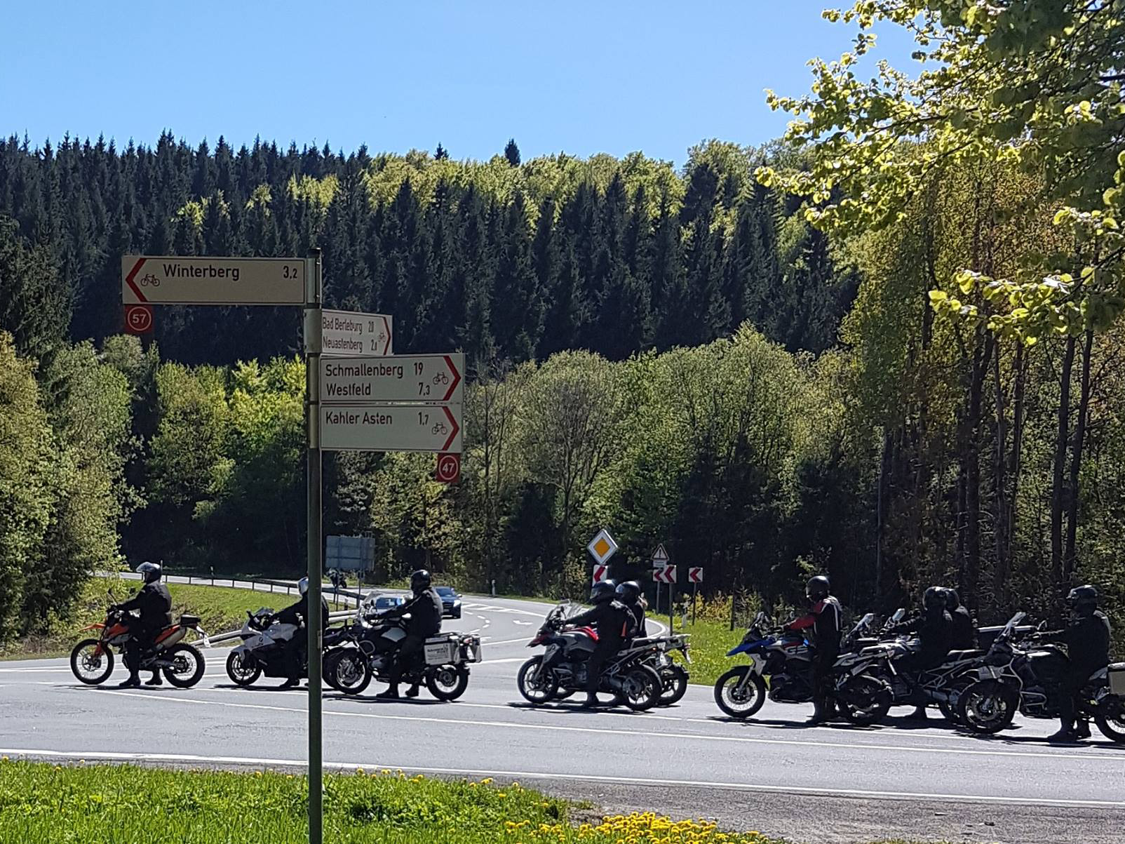 Geparkte Motorräder an einem bewaldeten Hang
