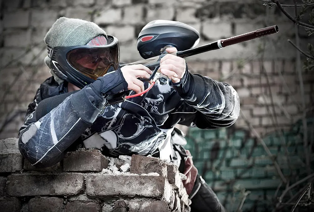 Paintballspieler mit Schutzmaske