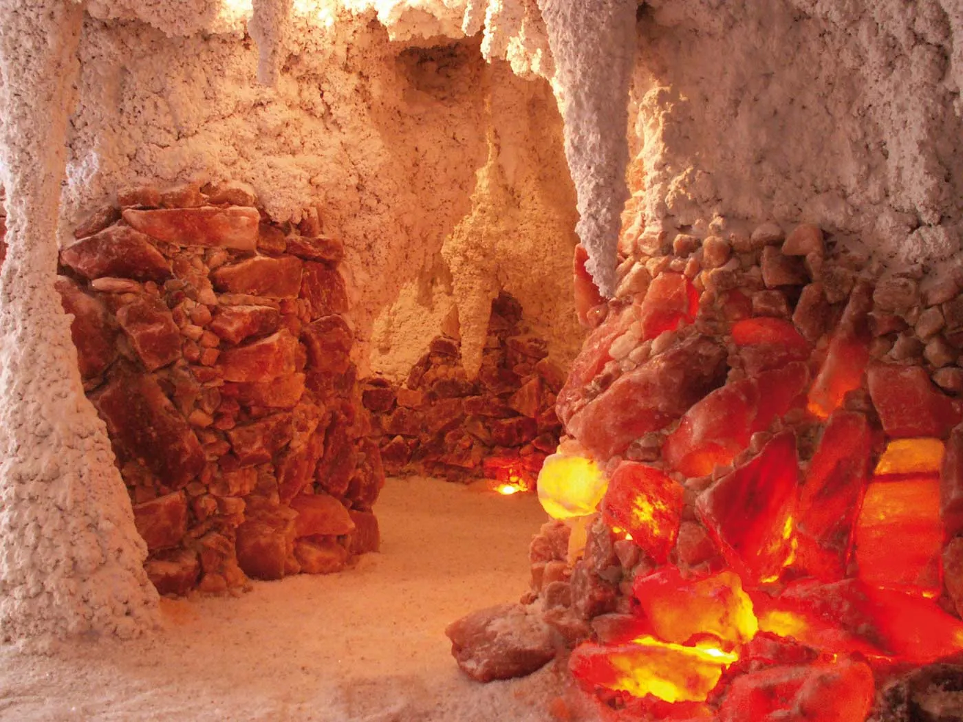 Warm beleuchteter Innenraum einer Salzgrotte