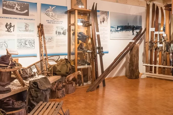 Historische Ski und Wintersport-Exponate