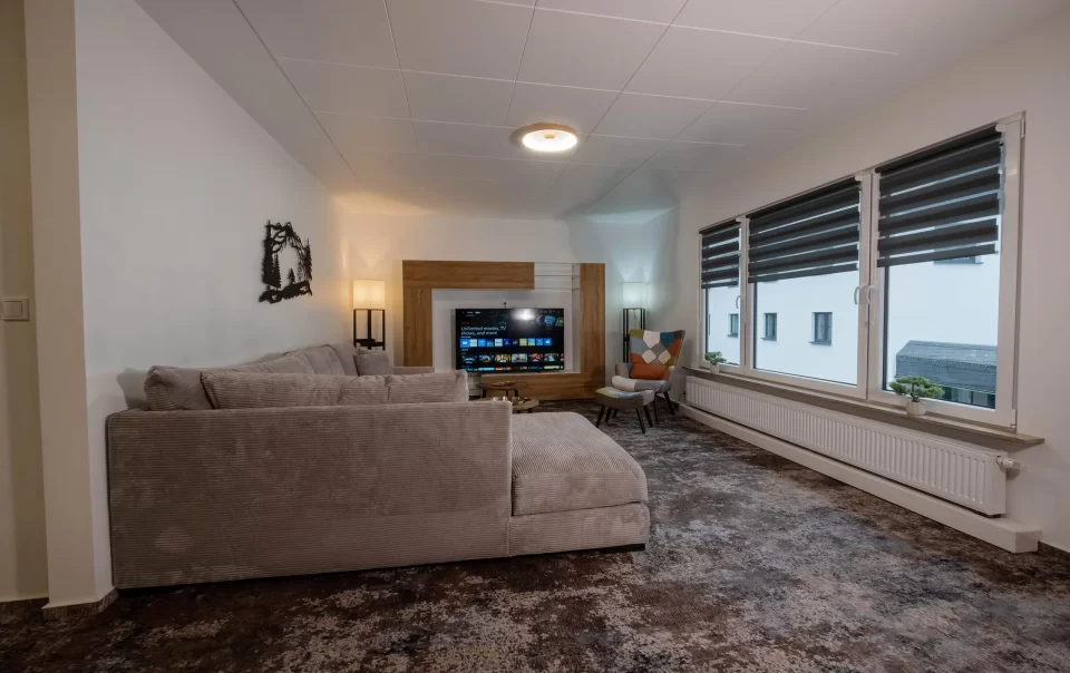 Woonruimte met banken, salontafels en televisie