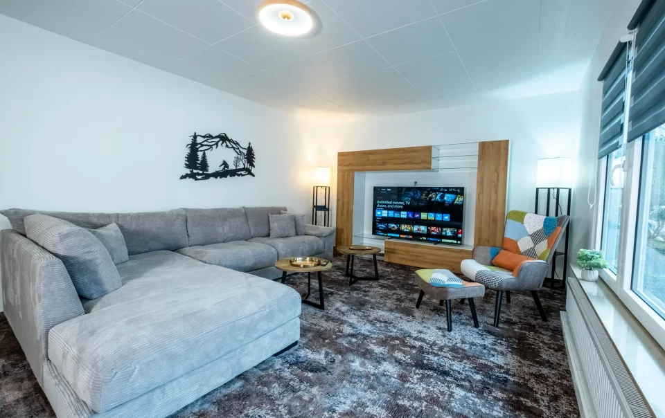 Woonruimte met banken, salontafels en televisie