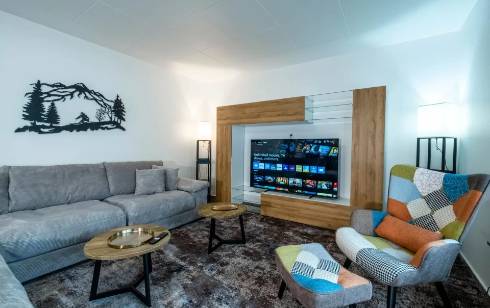 Woonruimte met banken, salontafels en televisie