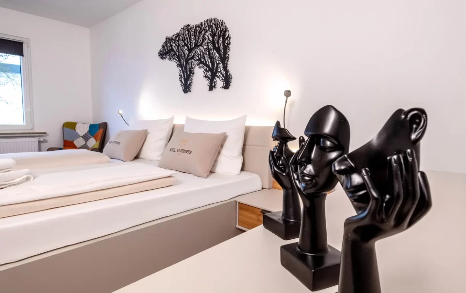 Tweepersoonsbed onder decoratieve dierenkunst aan de muur