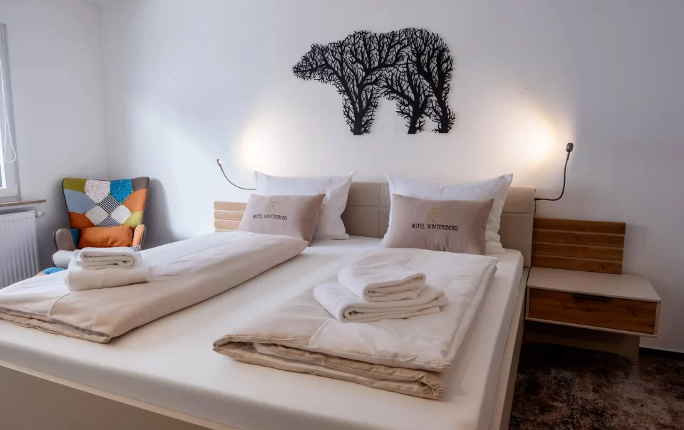 Tweepersoonsbed onder decoratieve dierenkunst aan de muur