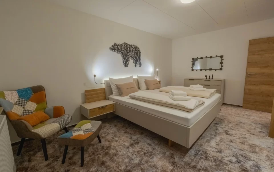 Tweepersoonsbed onder decoratieve dierenkunst aan de muur