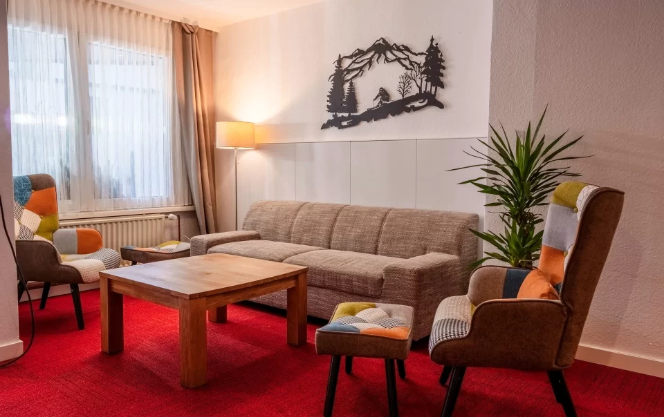 Sofa und Couchtisch auf rotem Teppich