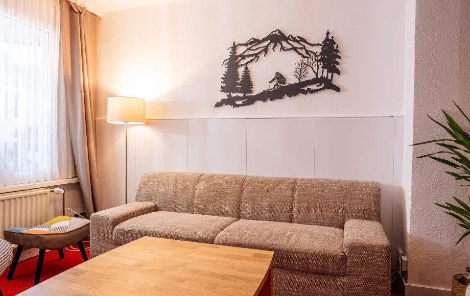 Sofa und Couchtisch auf rotem Teppich