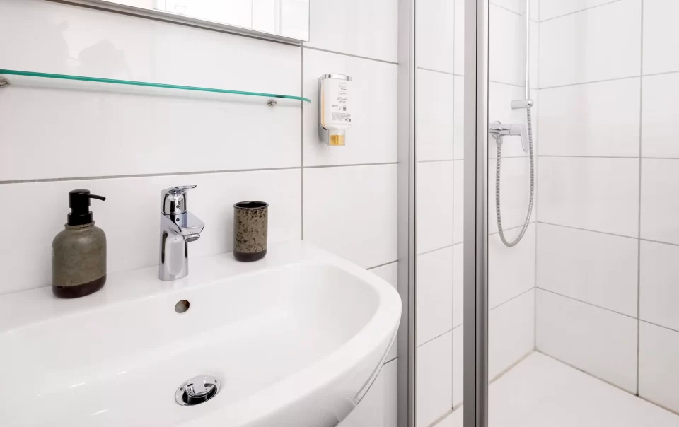 Waschbecken neben einer Glasdusche