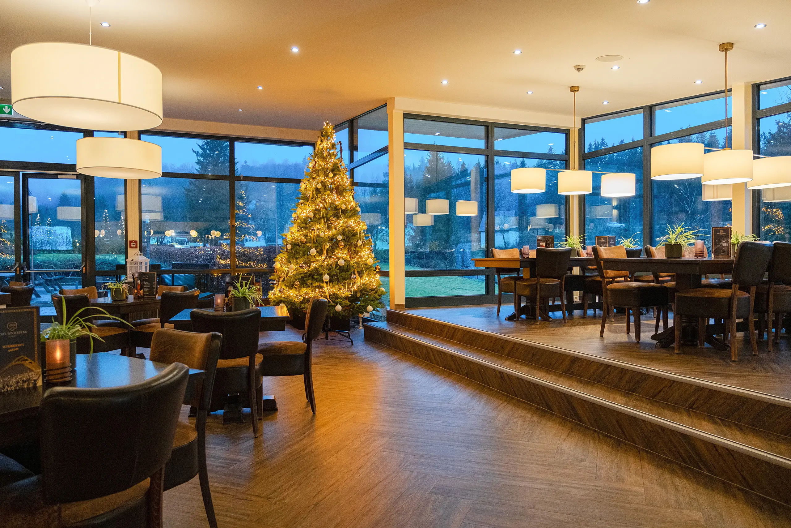 Loungesitzplätze mit großen Fenstern und Weihnachtsbaum
