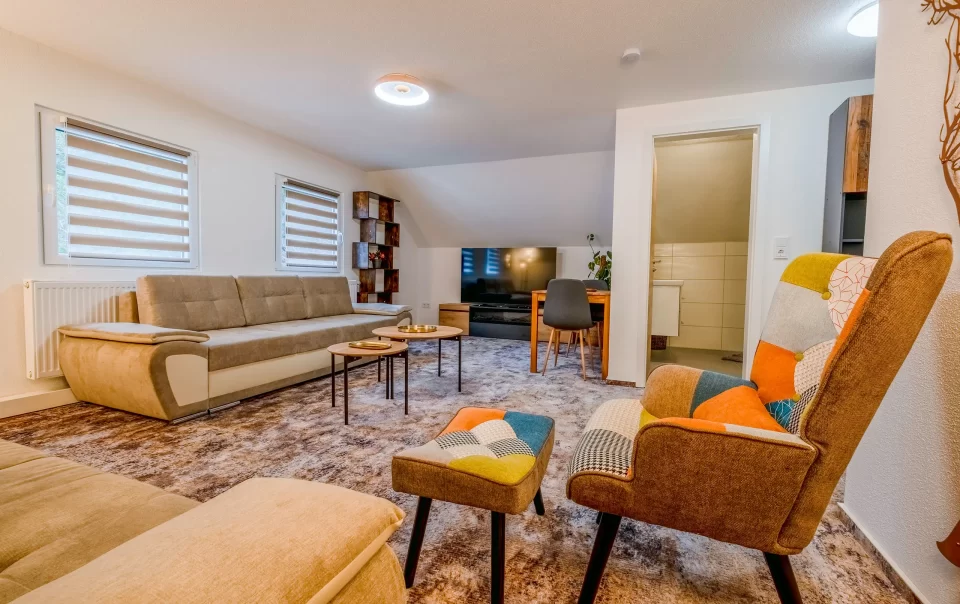 Wohnbereich mit Sofas, Couchtischen und Fernseher