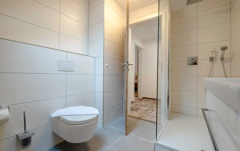 Badezimmer mit Glasduschkabine