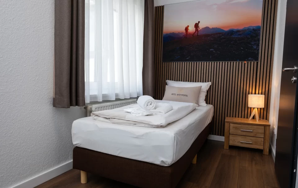 Einzelbett unter einer Landschaftsfotografie