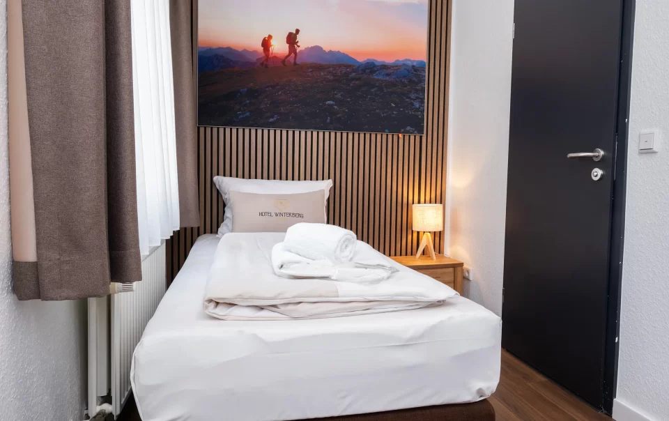 Einzelbett unter einer Landschaftsfotografie