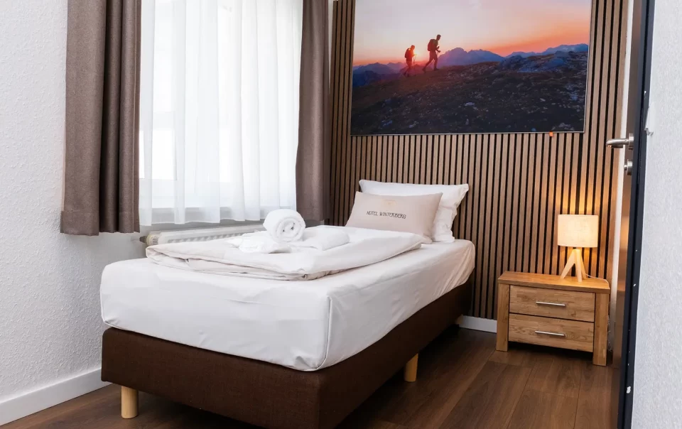 Einzelbett unter einer Landschaftsfotografie