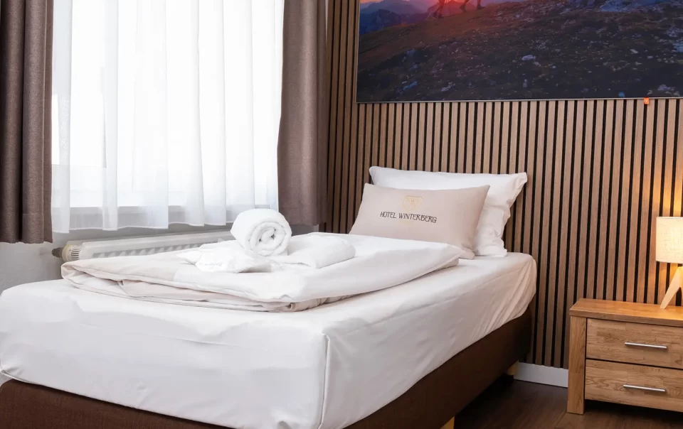 Einzelbett unter einer Landschaftsfotografie