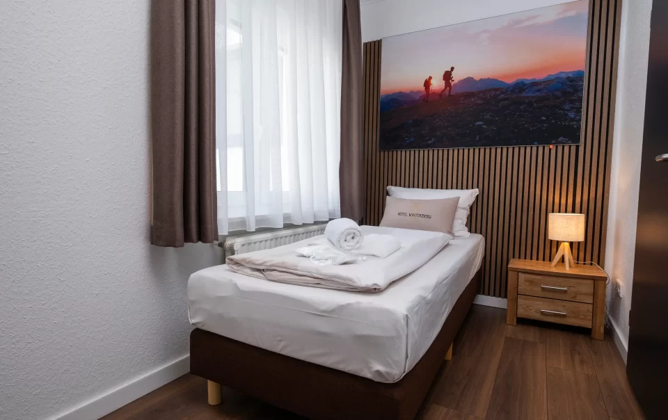Einzelbett unter einer Landschaftsfotografie