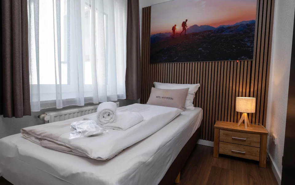 Einzelbett unter einer Landschaftsfotografie