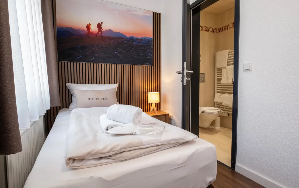 Einzelbett unter einer Landschaftsfotografie