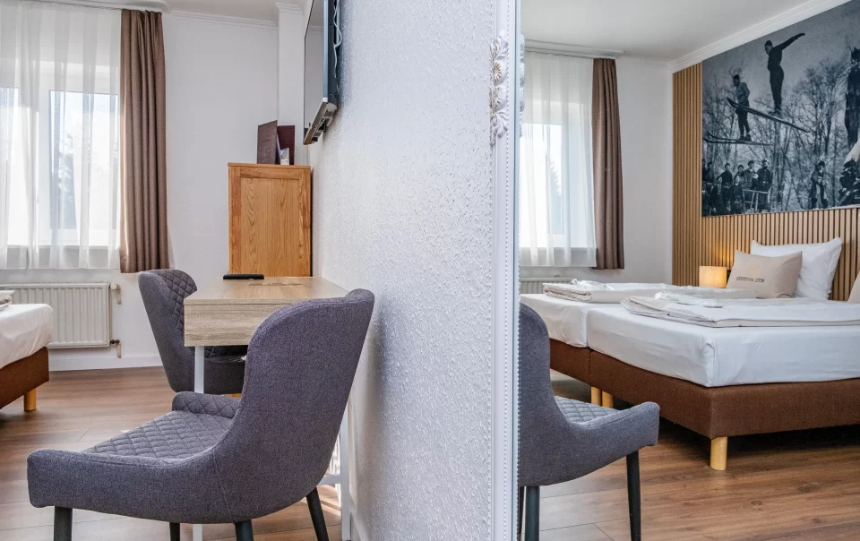 Spiegel naast zitplaatsen in de slaapkamer