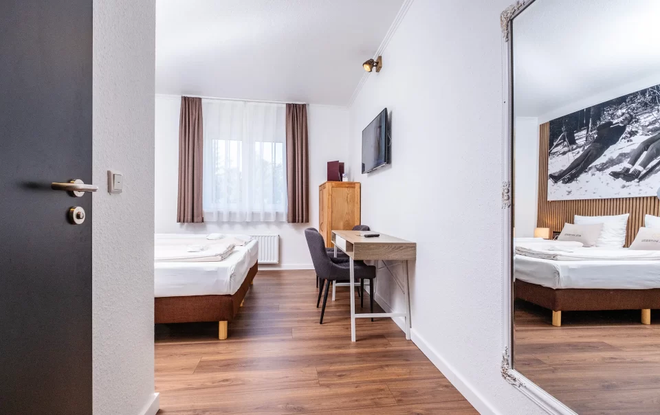 Gastenkamer met tweepersoonsbed en zithoek