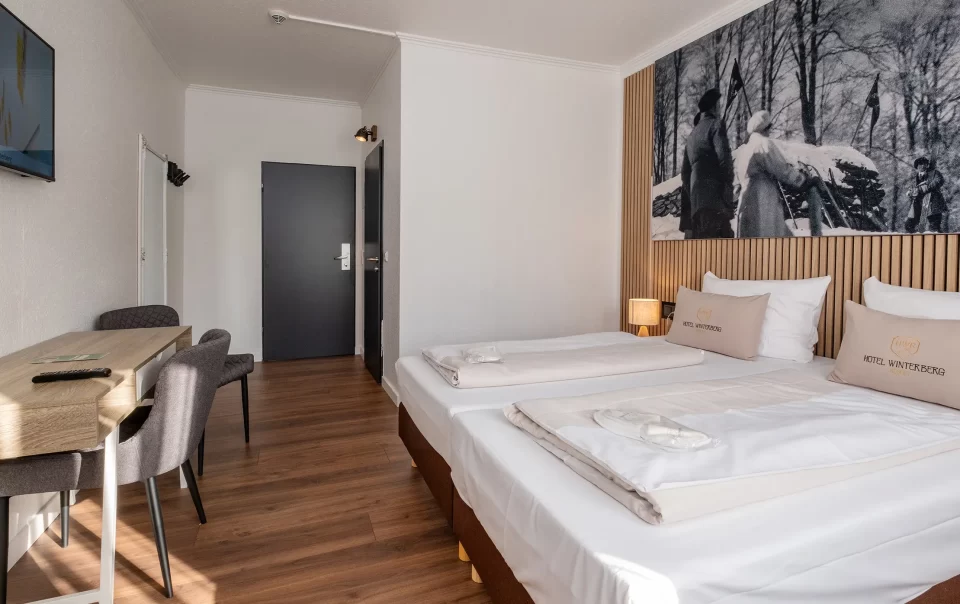 Gastenkamer met tweepersoonsbed en zithoek