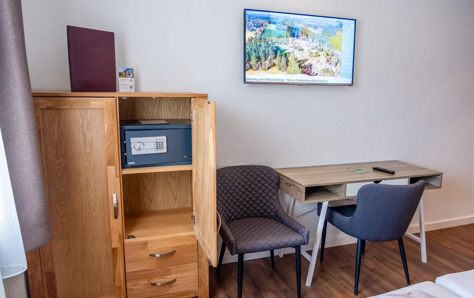 Televisie, kleine kluis en zitplaatsen in de slaapkamer