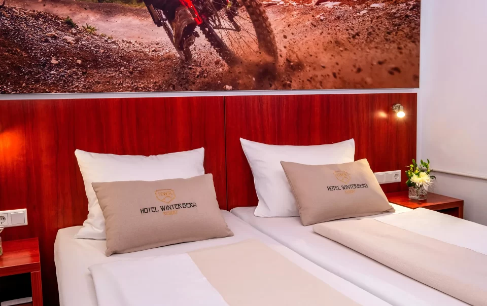 Tweepersoonsbed onder een wielerfoto
