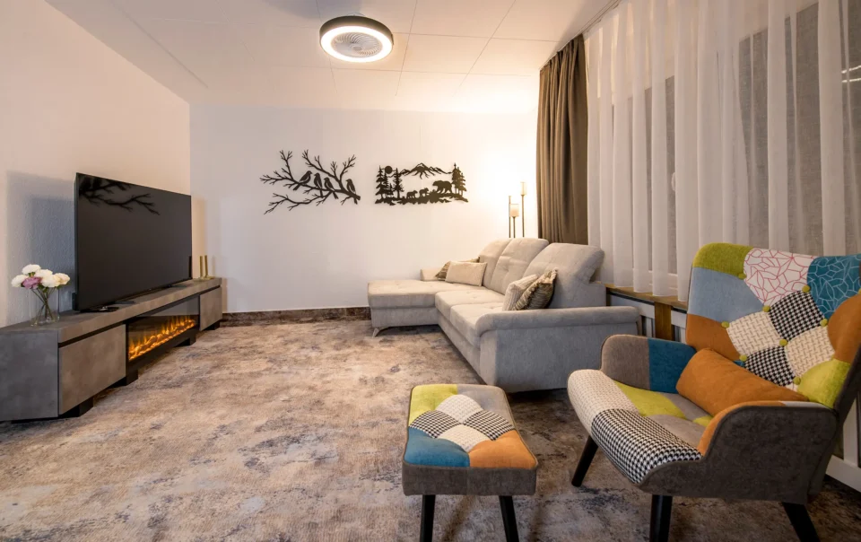 Woonruimte met bank, fauteuils en eettafel