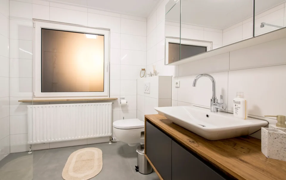 Bathroom with washbasin, mirror and shower