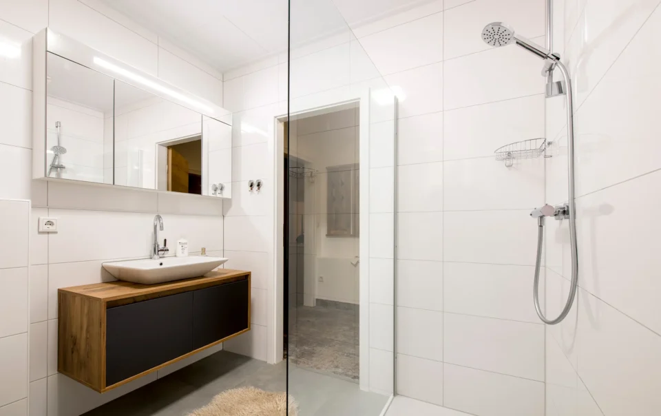 Bathroom with washbasin, mirror and shower