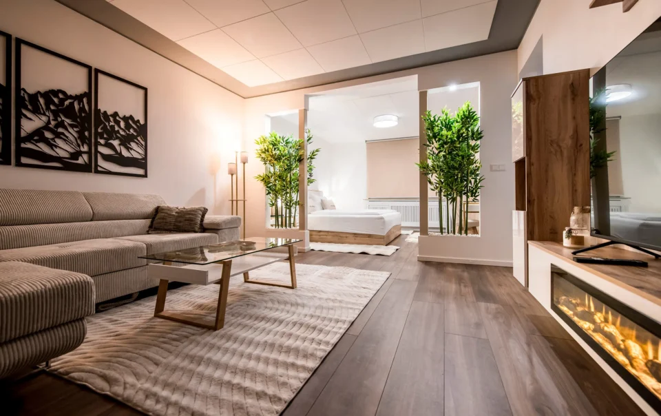 Woonruimte van de suite met bank, salontafel en grote ramen