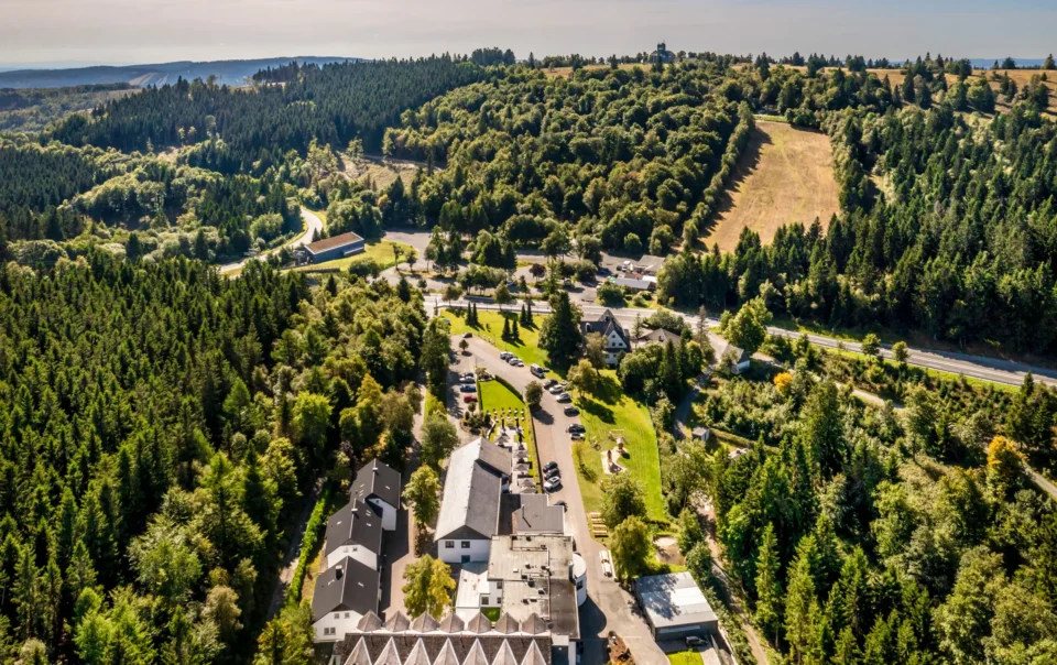 Luchtfoto van het hotel en de groene heuvels eromheen