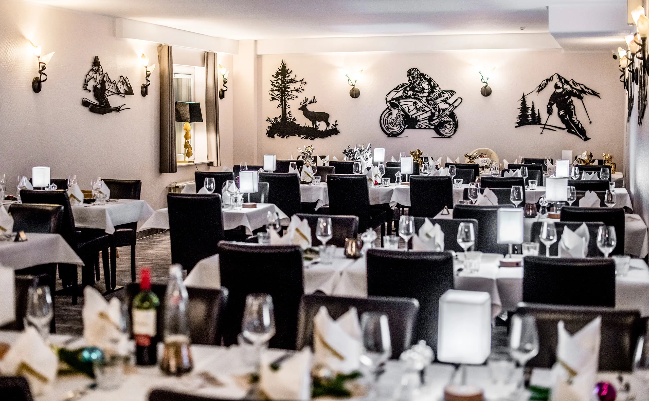 Restauranttische mit Gläsern und gefalteten Servietten